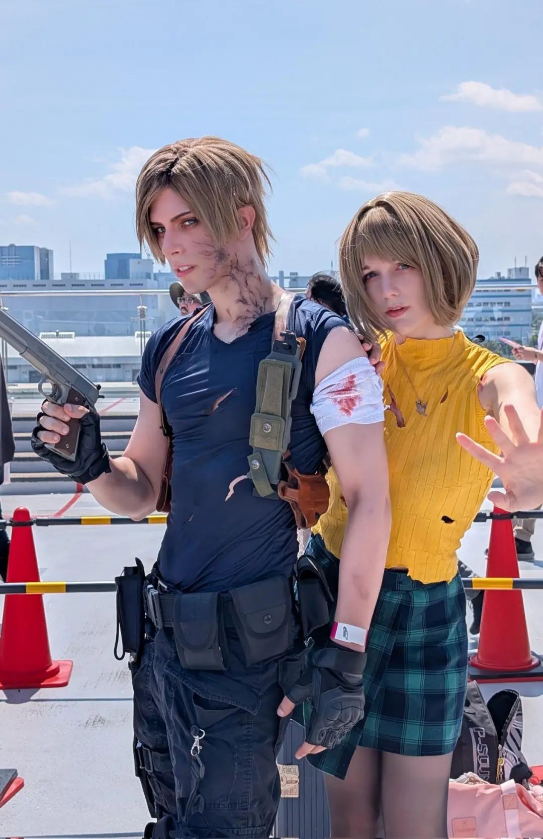 C106本子作者承诺女主永不脱丝袜！还找美少女Coser摆摊帮卖本~(图41)