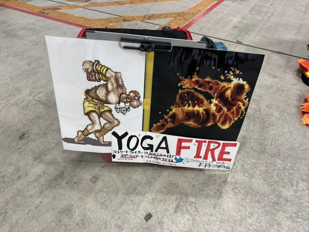 C106本子作者承诺女主永不脱丝袜！还找美少女Coser摆摊帮卖本~(图37)