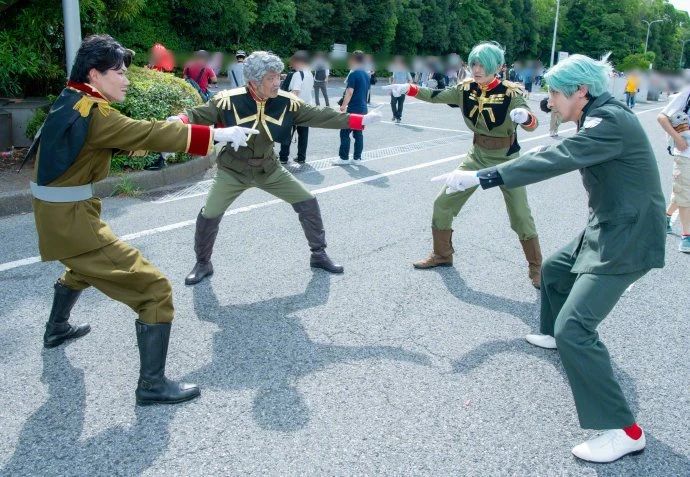 C106本子作者承诺女主永不脱丝袜！还找美少女Coser摆摊帮卖本~(图34)