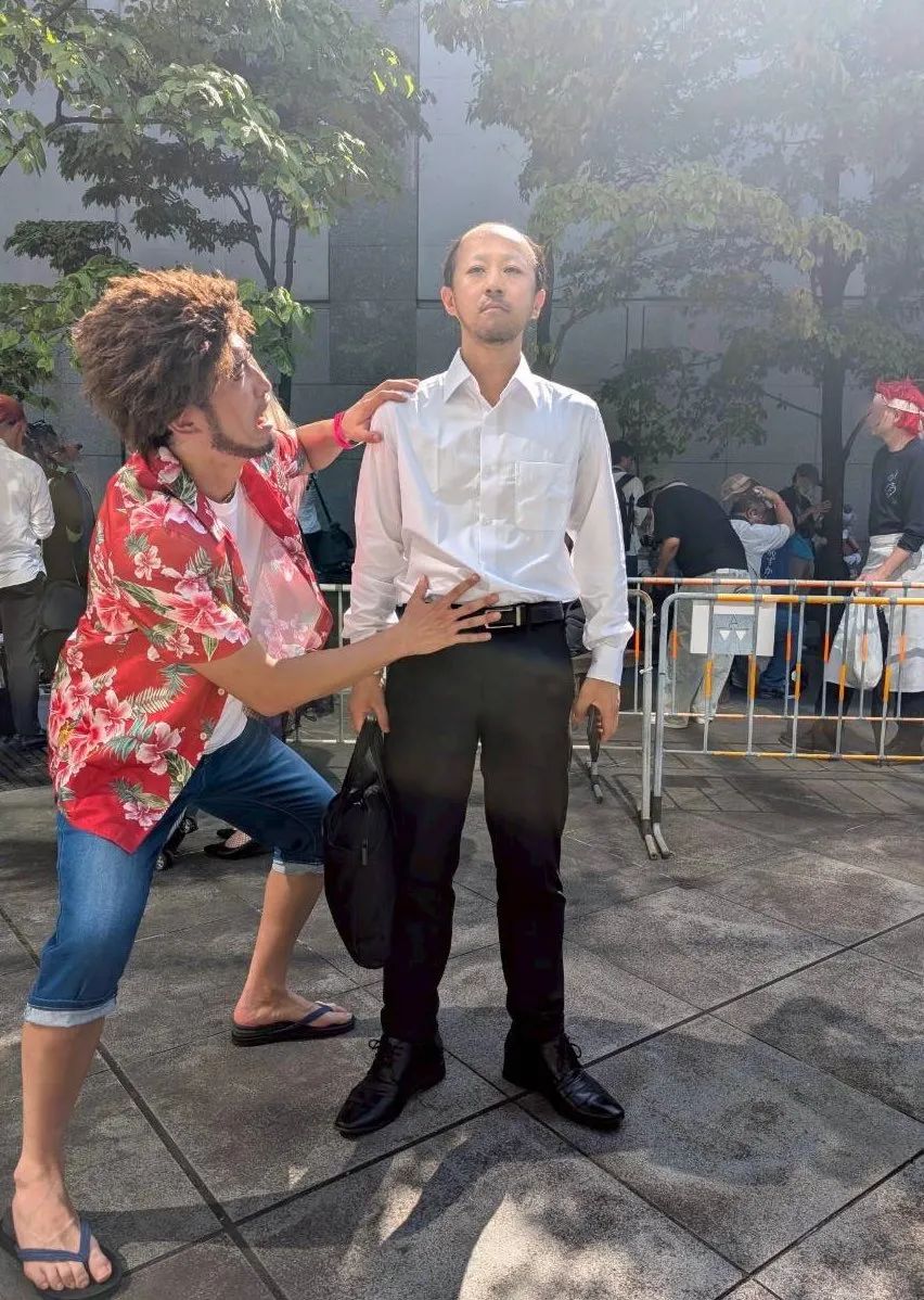 C106本子作者承诺女主永不脱丝袜！还找美少女Coser摆摊帮卖本~(图40)