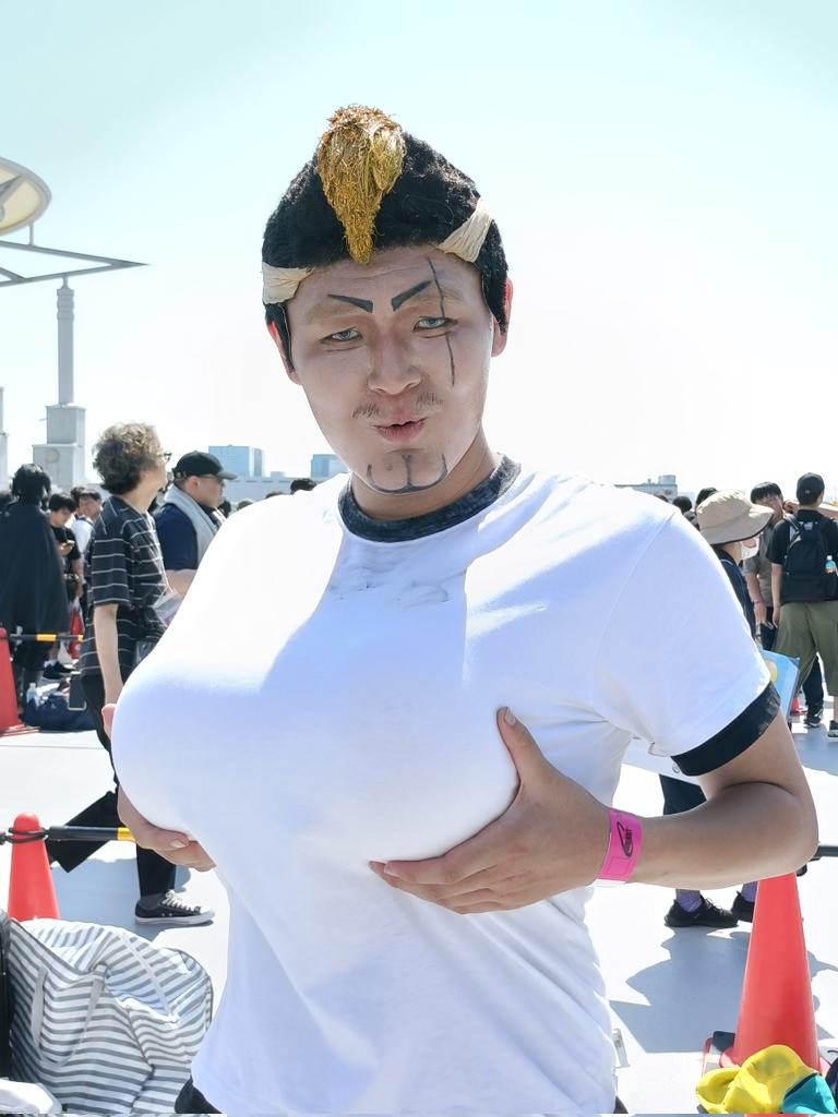 C106本子作者承诺女主永不脱丝袜！还找美少女Coser摆摊帮卖本~(图36)