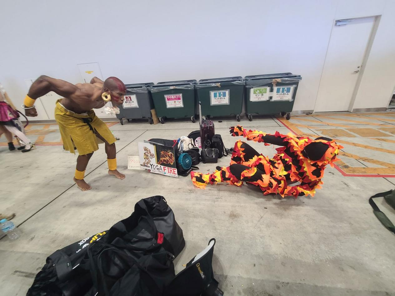 C106本子作者承诺女主永不脱丝袜！还找美少女Coser摆摊帮卖本~(图38)