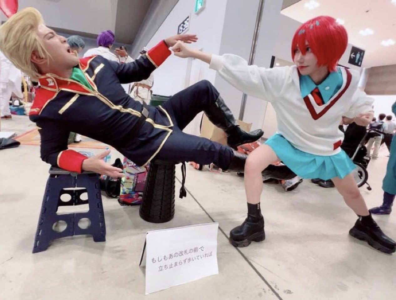 C106本子作者承诺女主永不脱丝袜！还找美少女Coser摆摊帮卖本~(图32)