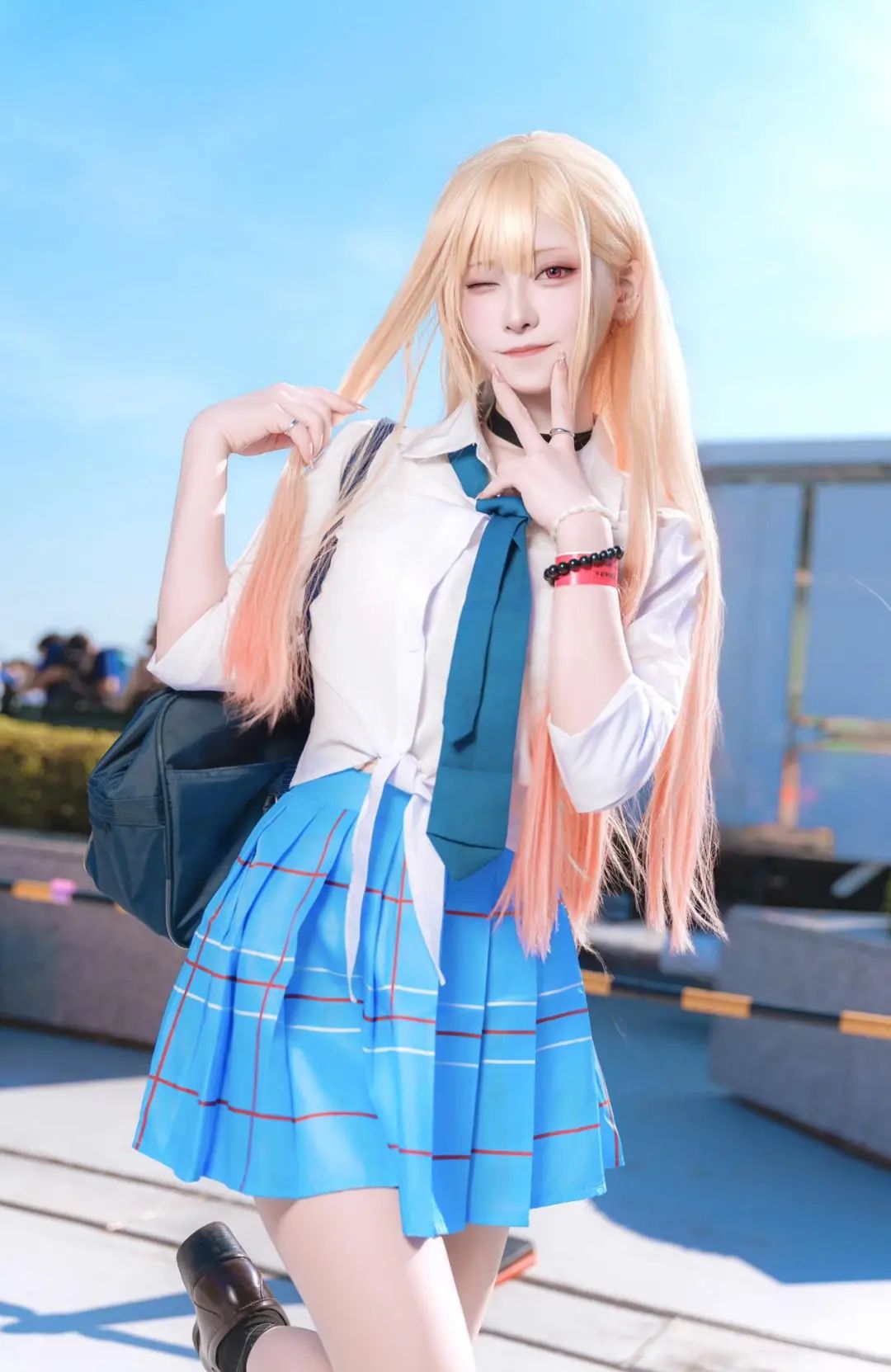 C106本子作者承诺女主永不脱丝袜！还找美少女Coser摆摊帮卖本~(图28)