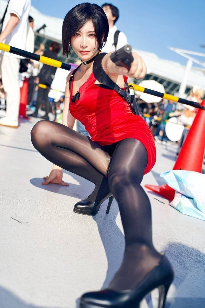 C106本子作者承诺女主永不脱丝袜！还找美少女Coser摆摊帮卖本~(图42)