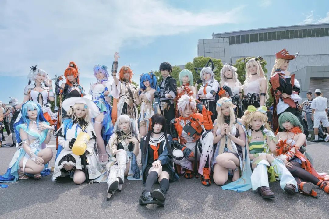 C106本子作者承诺女主永不脱丝袜！还找美少女Coser摆摊帮卖本~(图23)