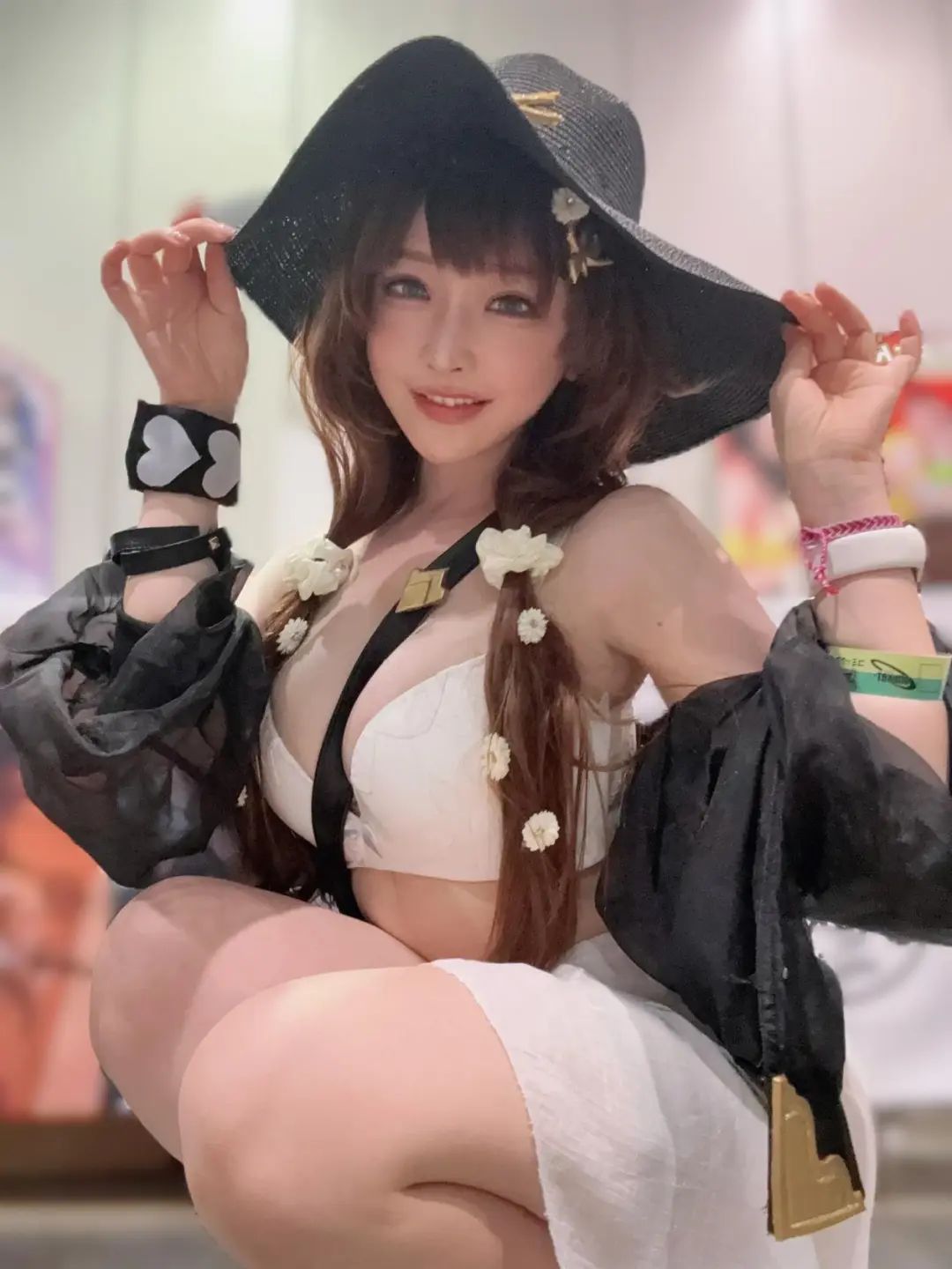 C106本子作者承诺女主永不脱丝袜！还找美少女Coser摆摊帮卖本~(图20)