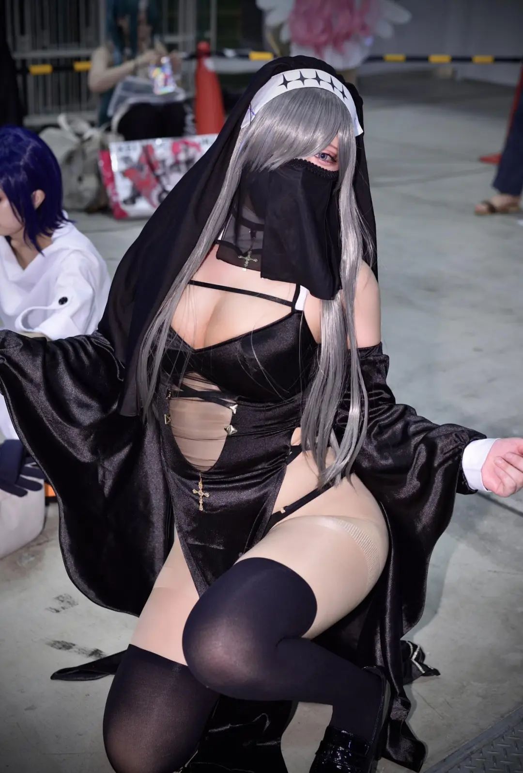 C106本子作者承诺女主永不脱丝袜！还找美少女Coser摆摊帮卖本~(图18)