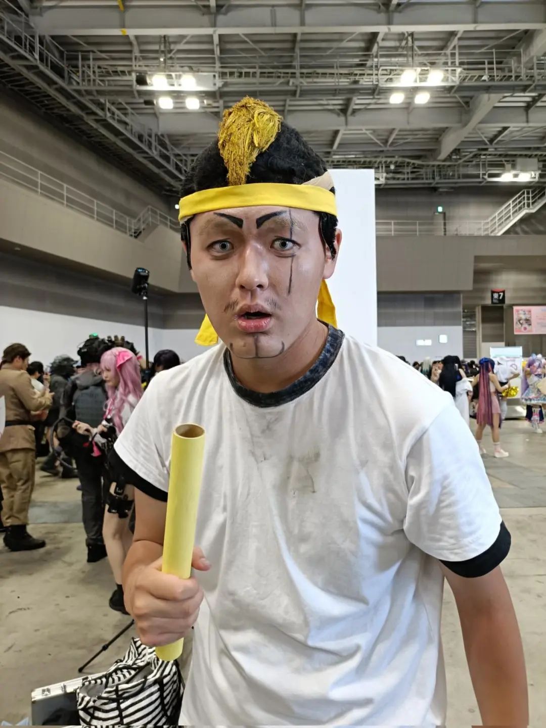 C106本子作者承诺女主永不脱丝袜！还找美少女Coser摆摊帮卖本~(图35)