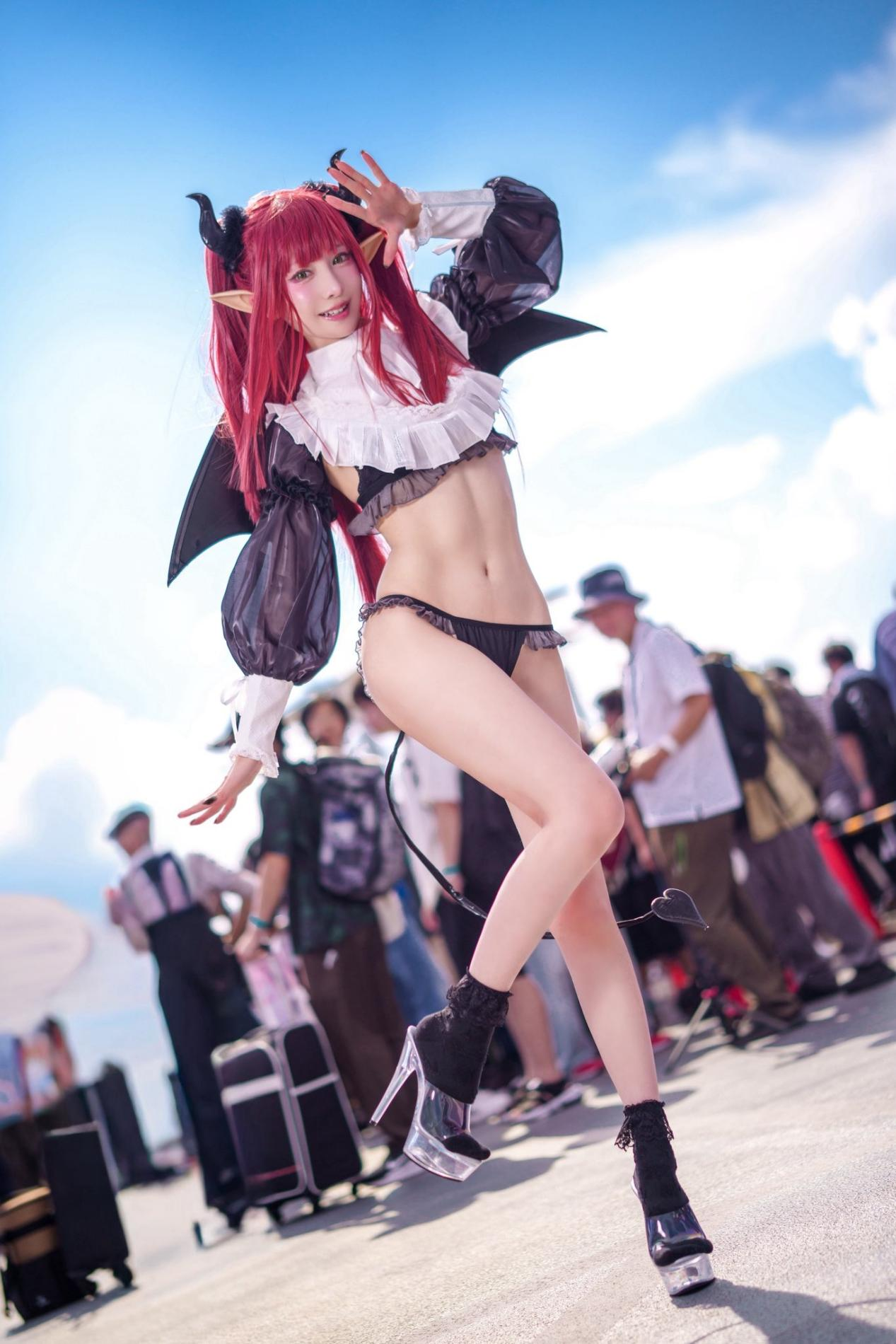 C106本子作者承诺女主永不脱丝袜！还找美少女Coser摆摊帮卖本~(图29)