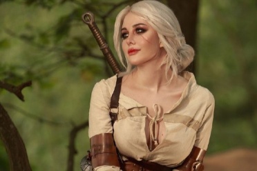 推主晒《巫师》希里COS：还原度极高 身材简直无敌！