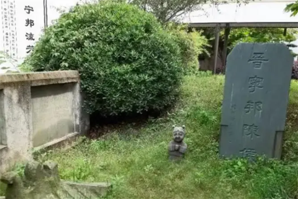 网友入住酒店意外发现古墓！酒店员工解释：特色景观