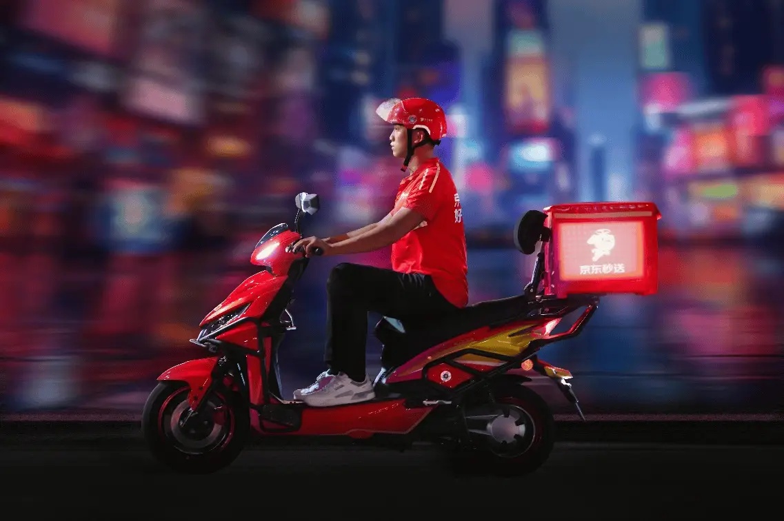 当犟种遇上另一个犟种！外卖小哥与男子对峙四小时