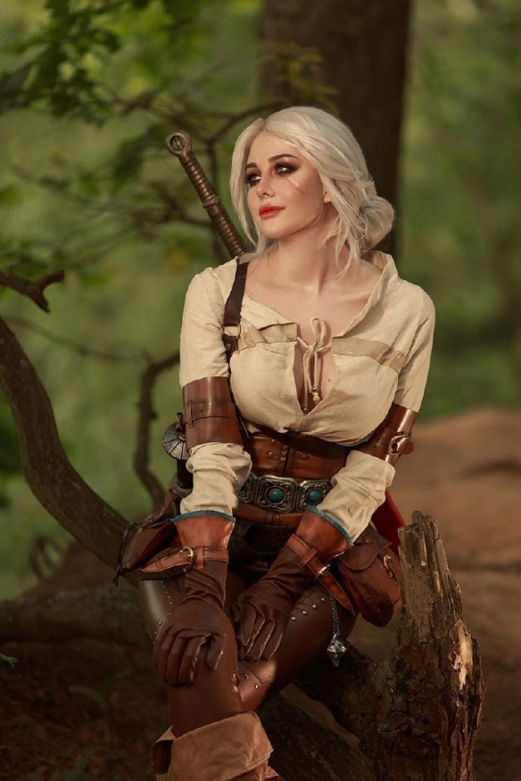 推主晒《巫师》希里COS：还原度极高 身材简直无敌！(图1)