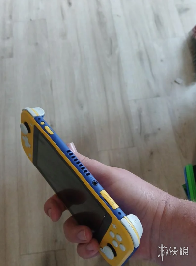 这个厉害了！7岁男孩意外做出了黄蓝撞色Switch Lite(图4)