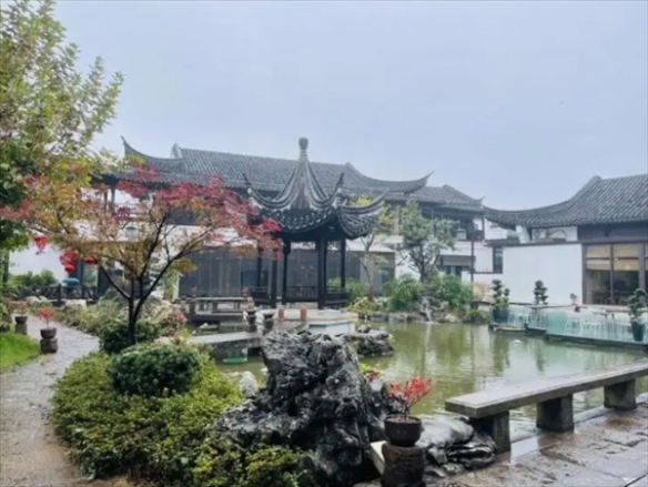 网友入住酒店意外发现古墓！酒店员工解释：特色景观(图2)