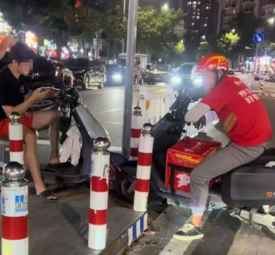 当犟种遇上另一个犟种！外卖小哥与男子对峙四小时(图2)