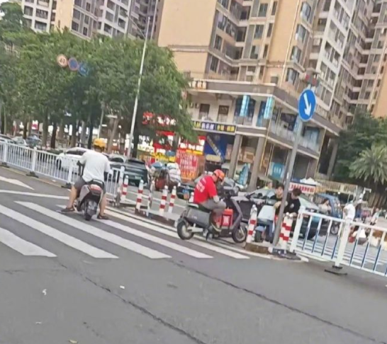 当犟种遇上另一个犟种！外卖小哥与男子对峙四小时(图1)