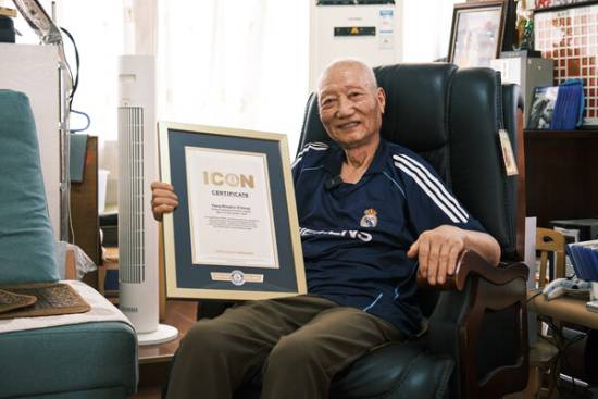 老当益壮，90岁高龄玩家杨炳林爷爷获吉尼斯特别荣誉(图2)