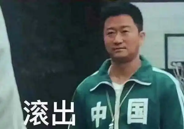 坦克到底有没有后视镜？吴京咋又成了抽象顶流。(图1)