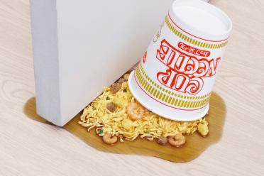 看得我血压飙升！日清概念商品 「杯面洒了」创意门档