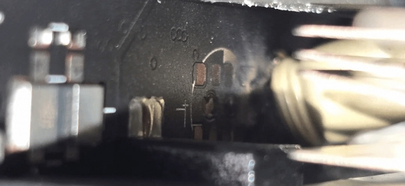 RTX 5090发生电容爆炸：威力相当大 散热片都被炸弯！(图2)