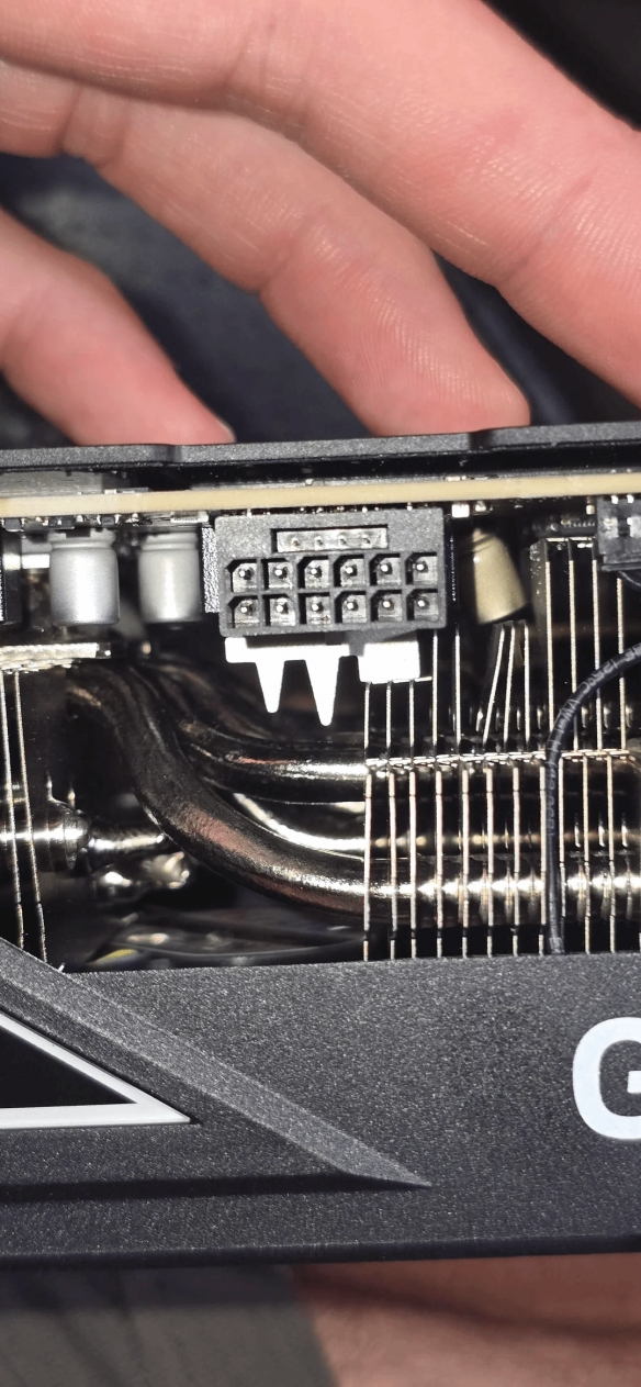 RTX 5090发生电容爆炸：威力相当大 散热片都被炸弯！(图1)