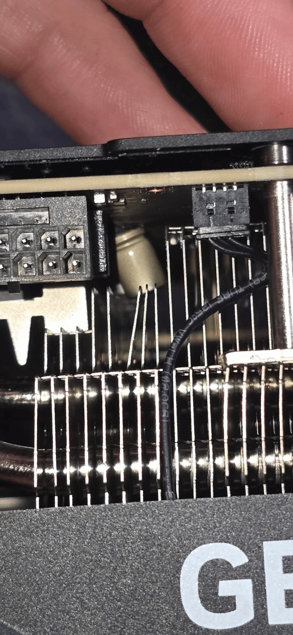 RTX 5090发生电容爆炸：威力相当大 散热片都被炸弯！(图3)