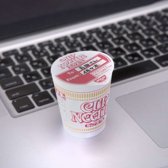 看得我血压飙升！日清概念商品 「杯面洒了」创意门档(图4)