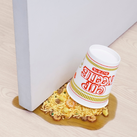 看得我血压飙升！日清概念商品 「杯面洒了」创意门档(图2)