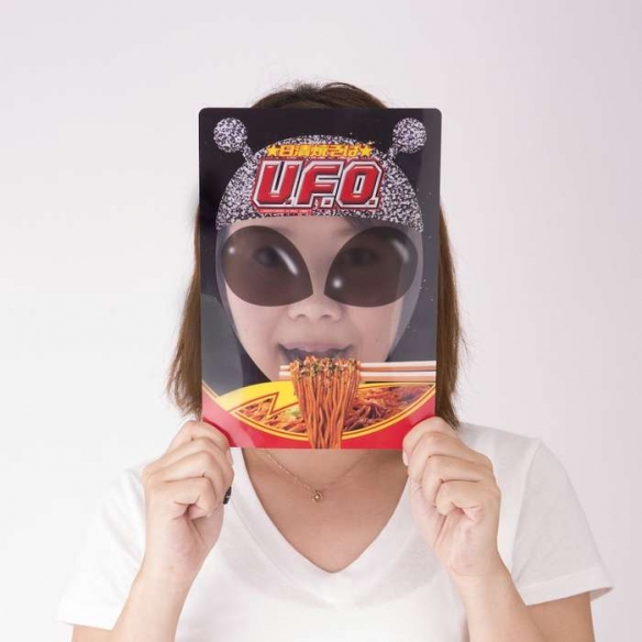 看得我血压飙升！日清概念商品 「杯面洒了」创意门档(图6)