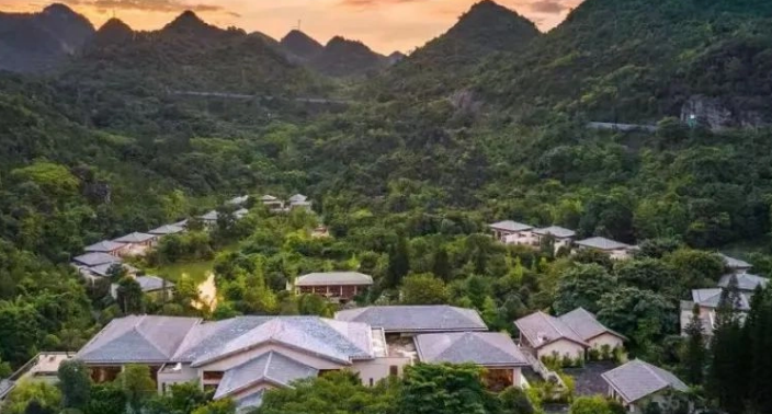 康养旅游和托育服务，哪一项属于“银发经济”的范畴？