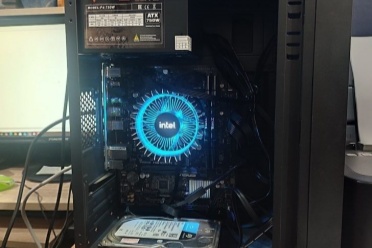 一人花124万买一台电脑：连块显卡都没有 最多几千块！