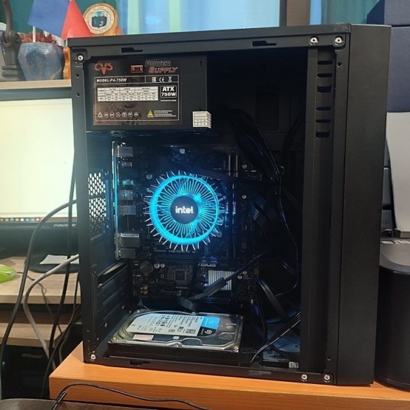 一人花124万买一台电脑：连块显卡都没有 最多几千块！(图1)