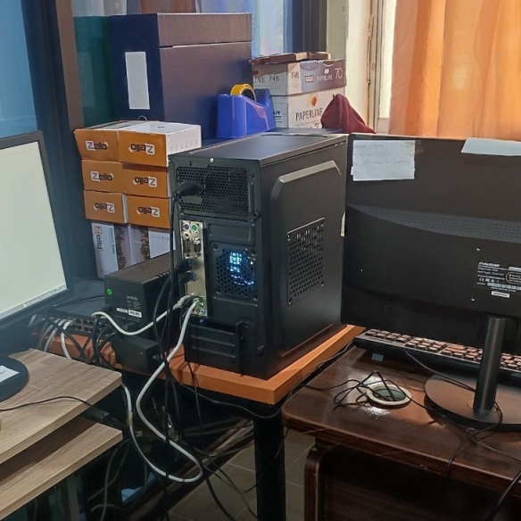 一人花124万买一台电脑：连块显卡都没有 最多几千块！(图2)