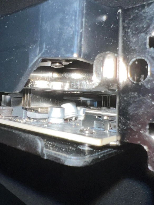 RTX 5070发生电容爆炸！电脑一声巨响 散发烧焦味(图2)