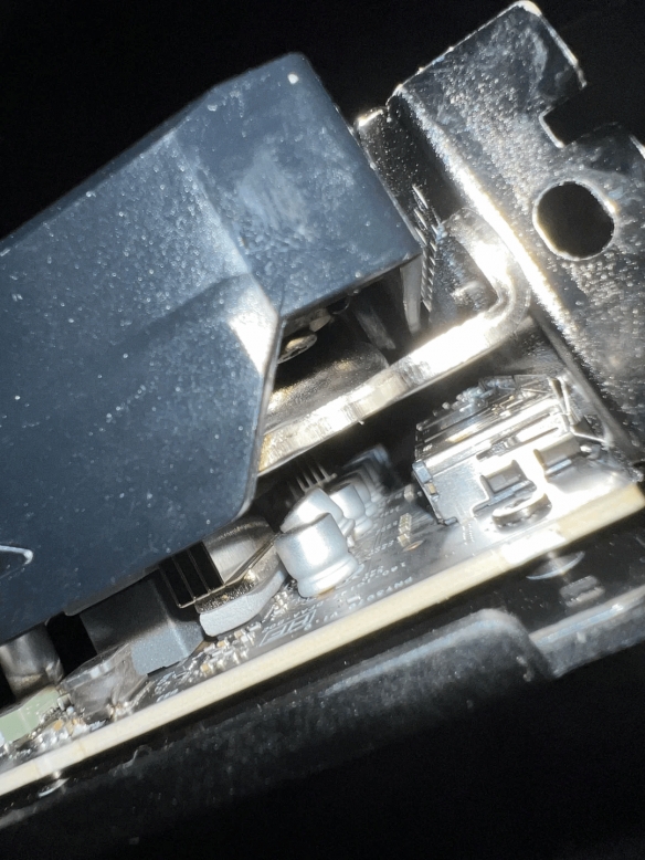 RTX 5070发生电容爆炸！电脑一声巨响 散发烧焦味(图3)