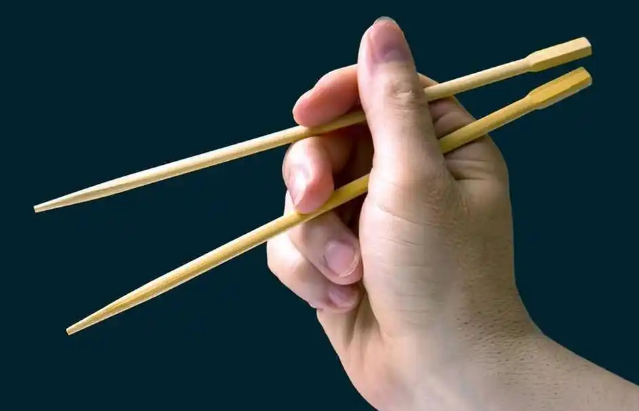 人们使用筷子时，应用的是哪种原理？