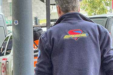 DC《黏土人》片场现《超女》标志！米莉角色首秀引关注