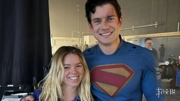 DC《黏土人》片场现《超女》标志！米莉角色首秀引关注(图3)