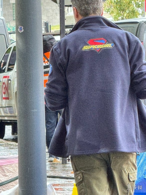 DC《黏土人》片场现《超女》标志！米莉角色首秀引关注(图1)