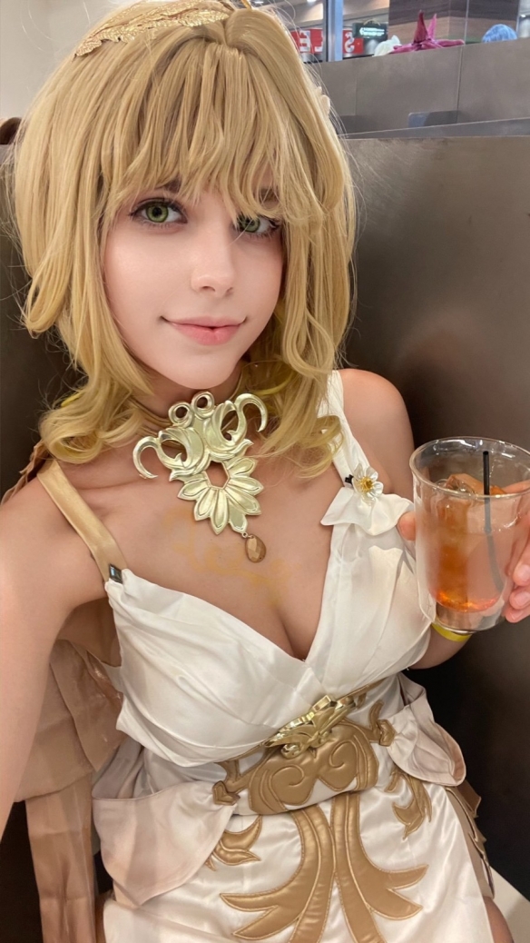 1米8乌克兰美女coser神还原！现实版(图4)