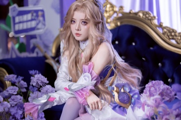 《英雄联盟》主持人骆歆晒女警皮肤COS：气质动人！