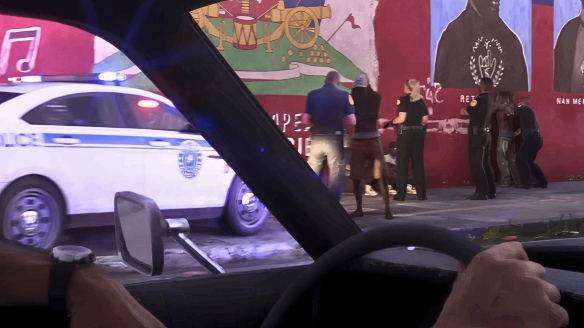 打破系列长期设定！《GTA6》预告中疑似加入女性警察(图1)