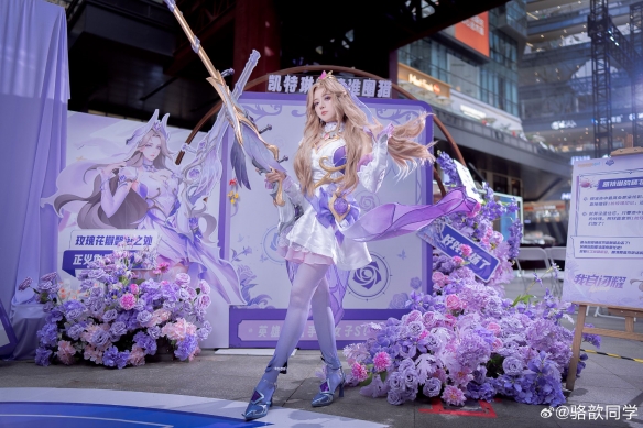 《英雄联盟》主持人骆歆晒女警皮肤COS：气质动人！(图2)