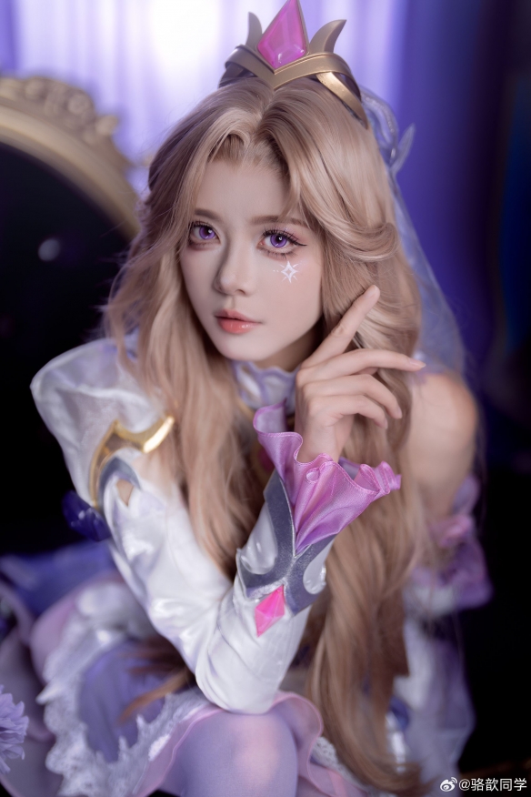 《英雄联盟》主持人骆歆晒女警皮肤COS：气质动人！(图1)