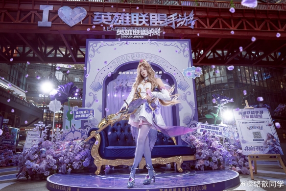 《英雄联盟》主持人骆歆晒女警皮肤COS：气质动人！(图5)