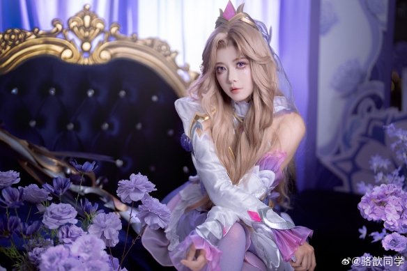 《英雄联盟》主持人骆歆晒女警皮肤COS：气质动人！(图7)