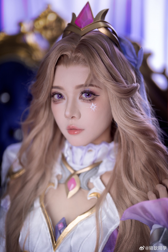 《英雄联盟》主持人骆歆晒女警皮肤COS：气质动人！(图3)