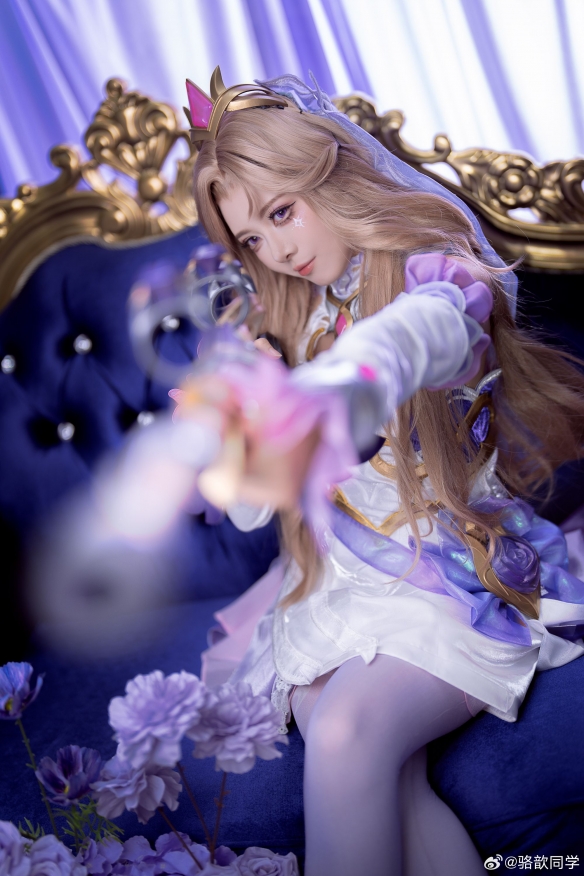 《英雄联盟》主持人骆歆晒女警皮肤COS：气质动人！(图9)